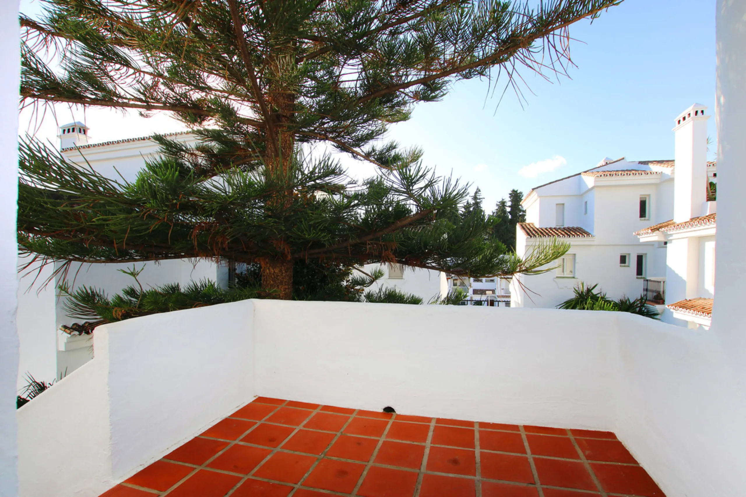 This exquisite 3-bedroom, 2-bathroom duplex penthouse is located in the best part of Urb. Los Naranjos de Marbella, situated in the exclusive and quiet Fase 1. Just a 5-minute drive from Puerto Banús, this property offers both convenience and tranquility,