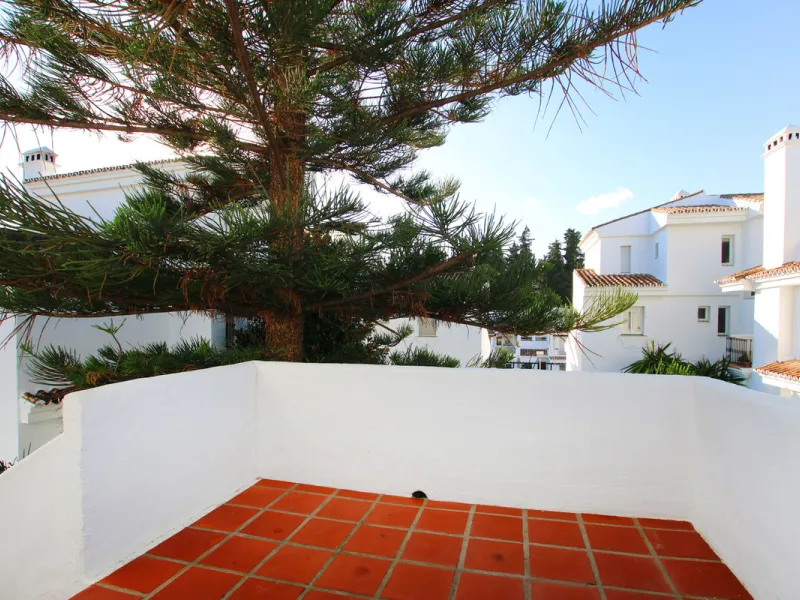 This exquisite 3-bedroom, 2-bathroom duplex penthouse is located in the best part of Urb. Los Naranjos de Marbella, situated in the exclusive and quiet Fase 1. Just a 5-minute drive from Puerto Banús, this property offers both convenience and tranquility,