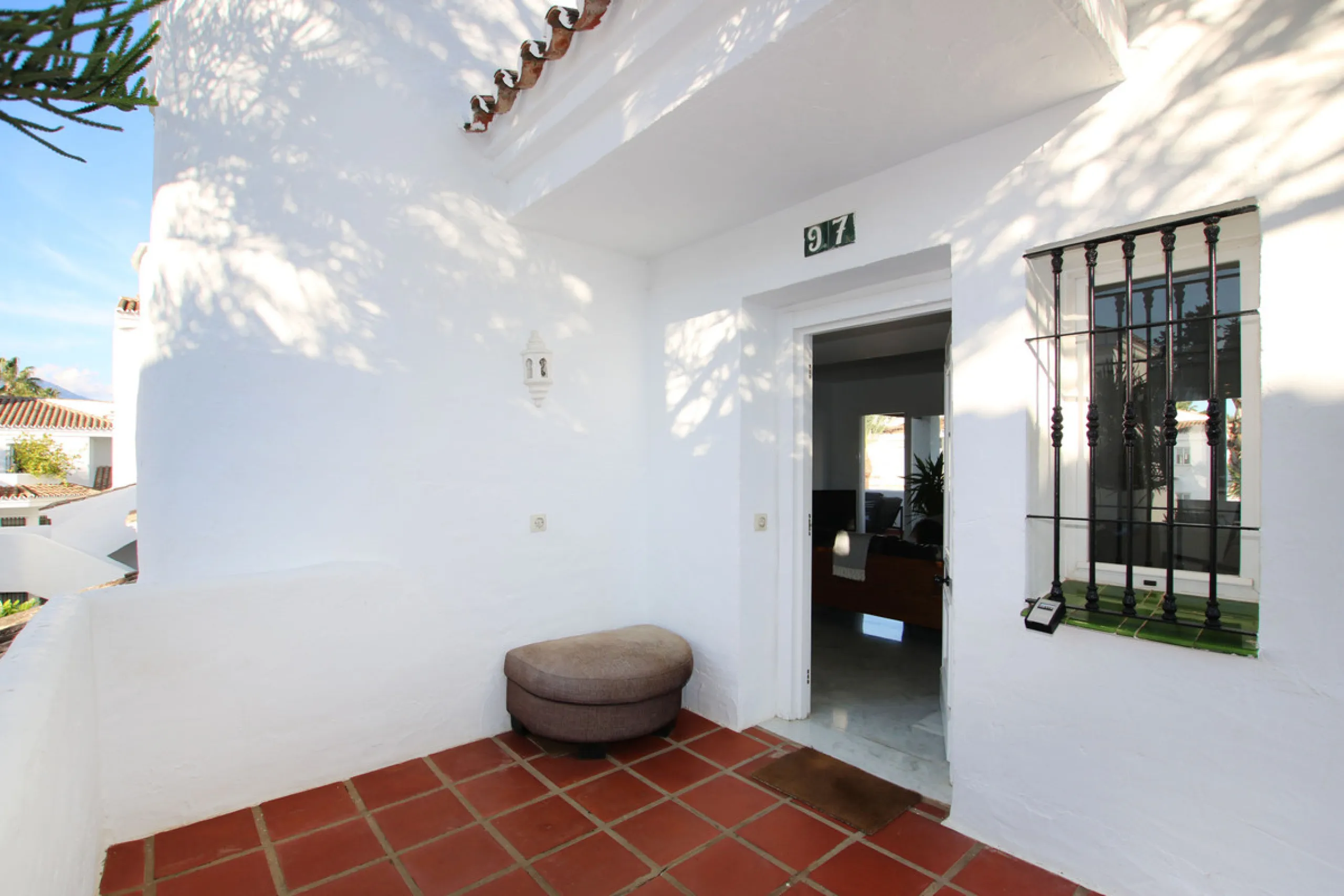 This exquisite 3-bedroom, 2-bathroom duplex penthouse is located in the best part of Urb. Los Naranjos de Marbella, situated in the exclusive and quiet Fase 1. Just a 5-minute drive from Puerto Banús, this property offers both convenience and tranquility,