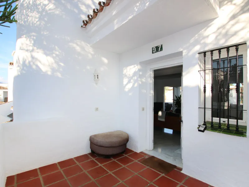 This exquisite 3-bedroom, 2-bathroom duplex penthouse is located in the best part of Urb. Los Naranjos de Marbella, situated in the exclusive and quiet Fase 1. Just a 5-minute drive from Puerto Banús, this property offers both convenience and tranquility,