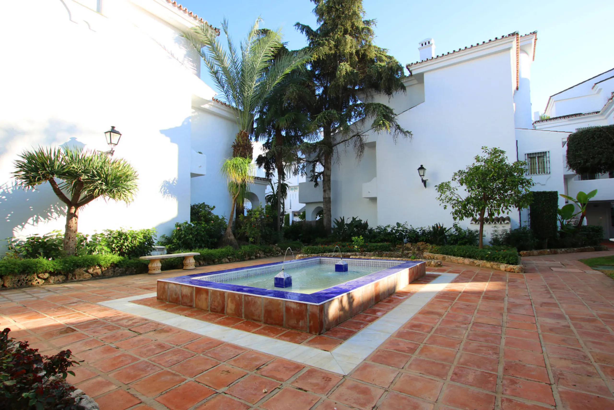 This exquisite 3-bedroom, 2-bathroom duplex penthouse is located in the best part of Urb. Los Naranjos de Marbella, situated in the exclusive and quiet Fase 1. Just a 5-minute drive from Puerto Banús, this property offers both convenience and tranquility,