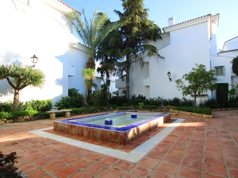 This exquisite 3-bedroom, 2-bathroom duplex penthouse is located in the best part of Urb. Los Naranjos de Marbella, situated in the exclusive and quiet Fase 1. Just a 5-minute drive from Puerto Banús, this property offers both convenience and tranquility,