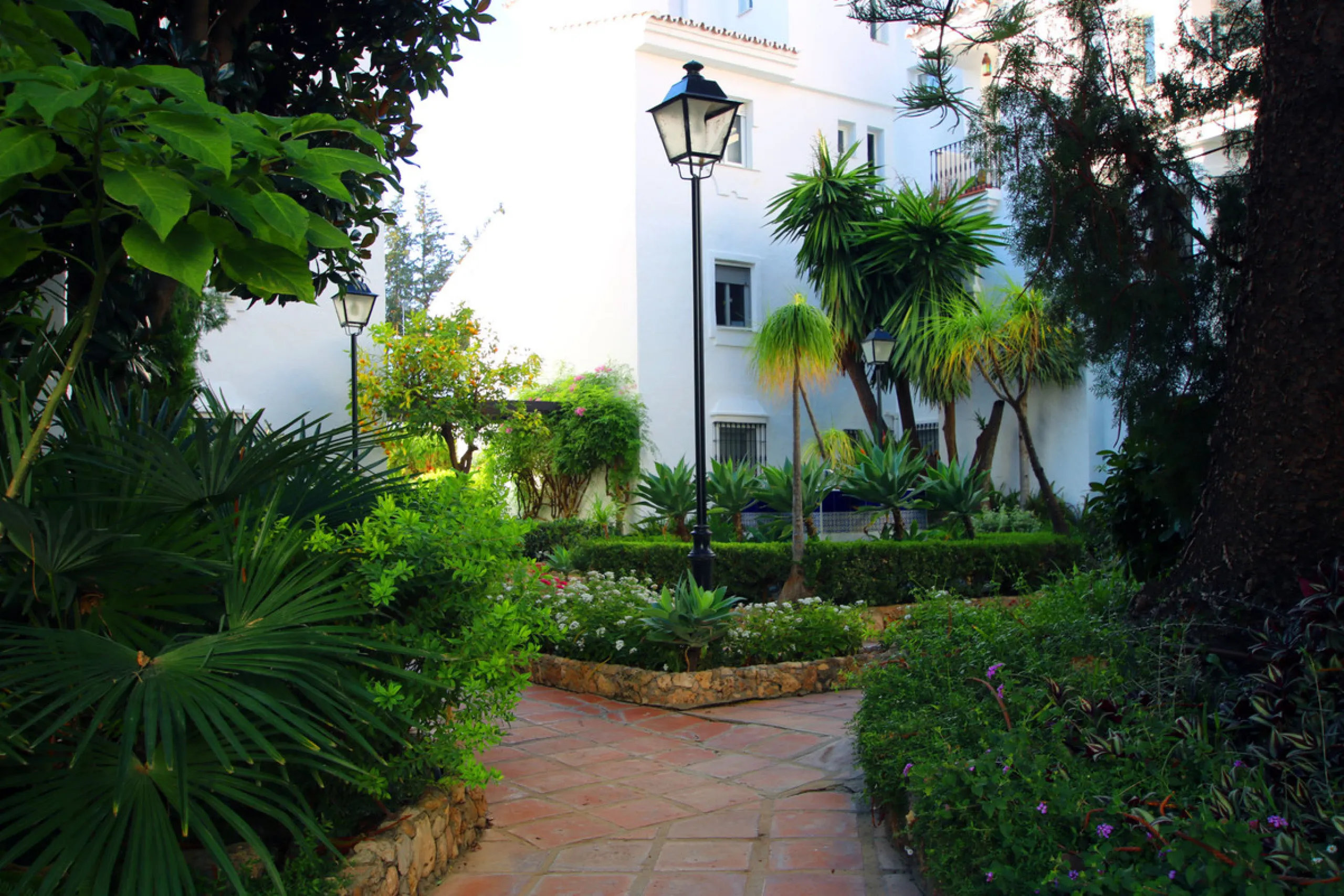 This exquisite 3-bedroom, 2-bathroom duplex penthouse is located in the best part of Urb. Los Naranjos de Marbella, situated in the exclusive and quiet Fase 1. Just a 5-minute drive from Puerto Banús, this property offers both convenience and tranquility,