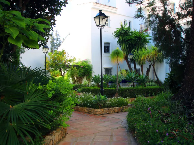 This exquisite 3-bedroom, 2-bathroom duplex penthouse is located in the best part of Urb. Los Naranjos de Marbella, situated in the exclusive and quiet Fase 1. Just a 5-minute drive from Puerto Banús, this property offers both convenience and tranquility,