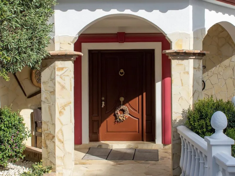 Nestled in the highly sought-after upper area of Hacienda Las Chapas, this well constructed villa boasts expansive living spaces and breath-taking views. Situated in a quiet urbanisation with 24h security and only 3 minutes from the best beaches in Marbel