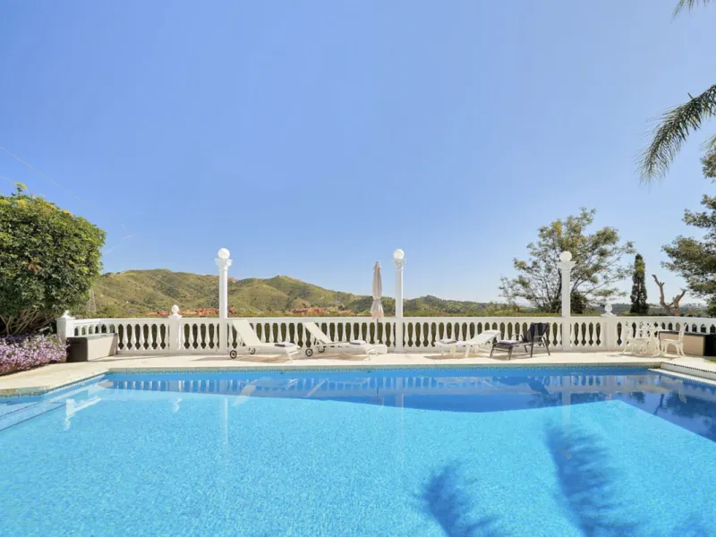 House - Detached Villa в продаже в Marbella, Málaga. В доме 7 спален и 7 ванных комнат. Площадь дома 598 м². Площадь участка 1700 м²