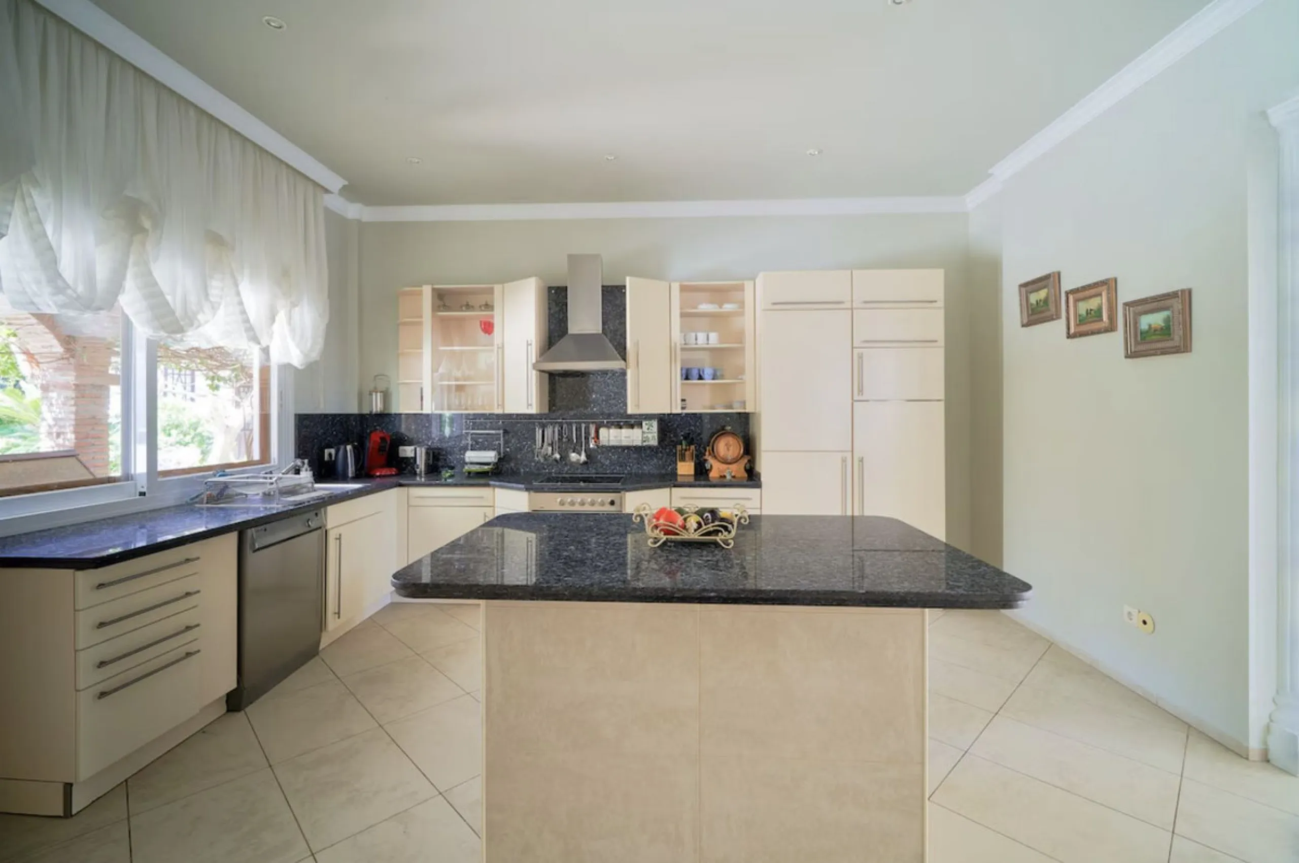 House - Detached Villa в продаже в Marbella, Málaga. В доме 7 спален и 7 ванных комнат. Площадь дома 598 м². Площадь участка 1700 м²
