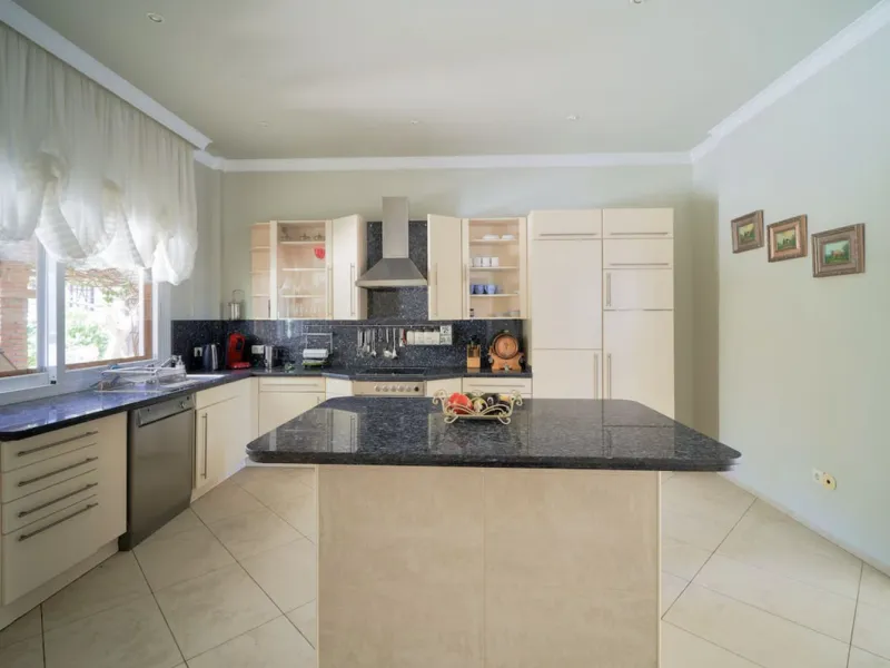 House - Detached Villa в продаже в Marbella, Málaga. В доме 7 спален и 7 ванных комнат. Площадь дома 598 м². Площадь участка 1700 м²