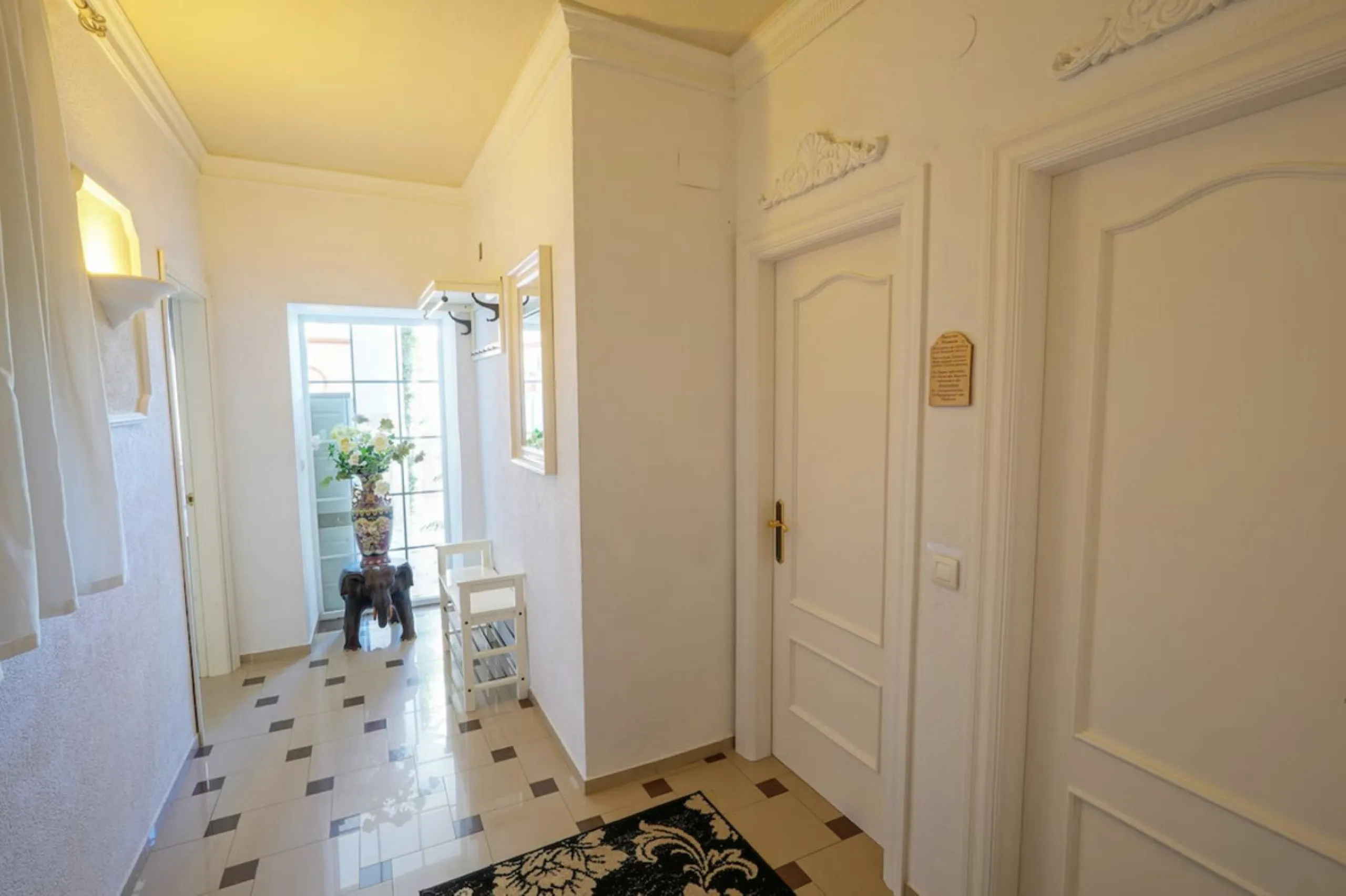 House - Detached Villa в продаже в Marbella, Málaga. В доме 7 спален и 7 ванных комнат. Площадь дома 598 м². Площадь участка 1700 м²