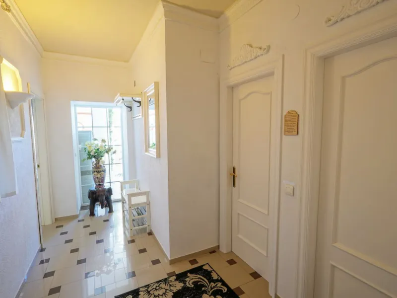 House - Detached Villa в продаже в Marbella, Málaga. В доме 7 спален и 7 ванных комнат. Площадь дома 598 м². Площадь участка 1700 м²