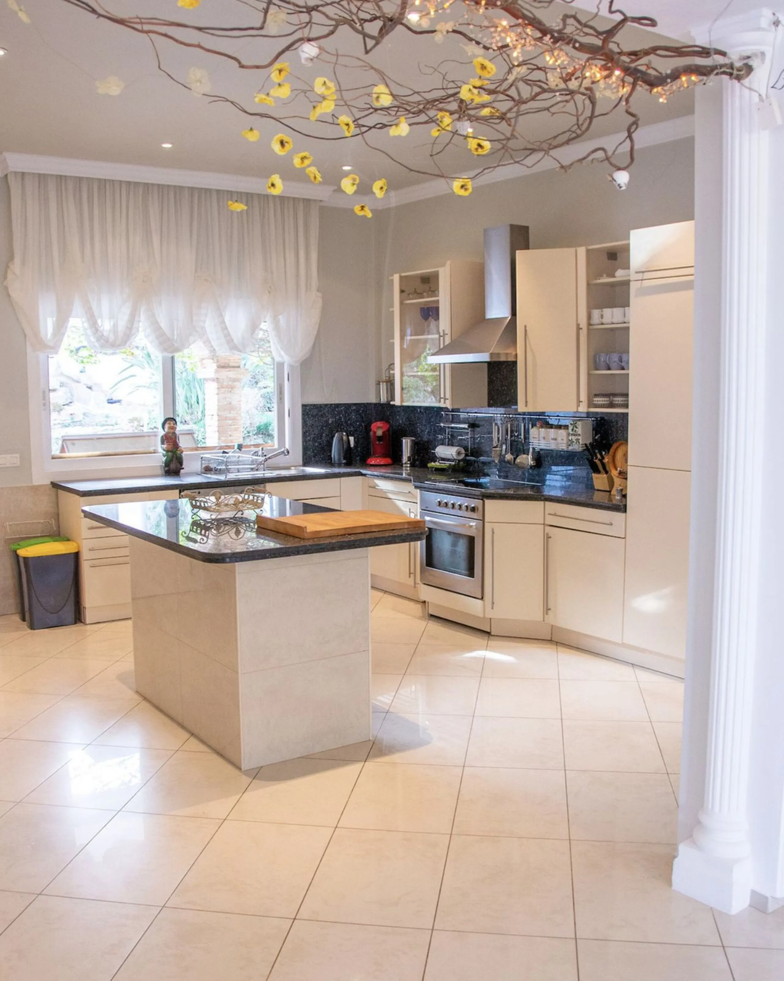 House - Detached Villa в продаже в Marbella, Málaga. В доме 7 спален и 7 ванных комнат. Площадь дома 598 м². Площадь участка 1700 м²