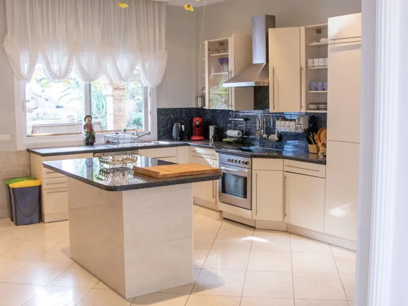 House - Detached Villa в продаже в Marbella, Málaga. В доме 7 спален и 7 ванных комнат. Площадь дома 598 м². Площадь участка 1700 м²