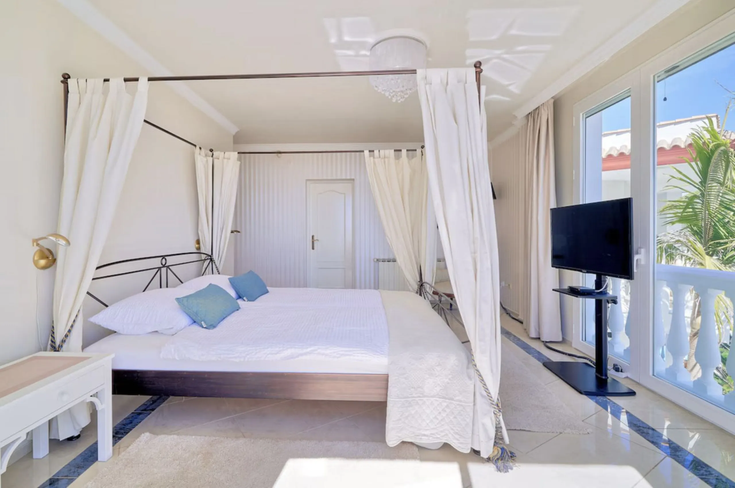House - Detached Villa в продаже в Marbella, Málaga. В доме 7 спален и 7 ванных комнат. Площадь дома 598 м². Площадь участка 1700 м²