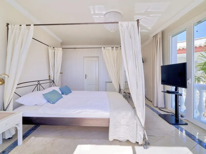 House - Detached Villa в продаже в Marbella, Málaga. В доме 7 спален и 7 ванных комнат. Площадь дома 598 м². Площадь участка 1700 м²