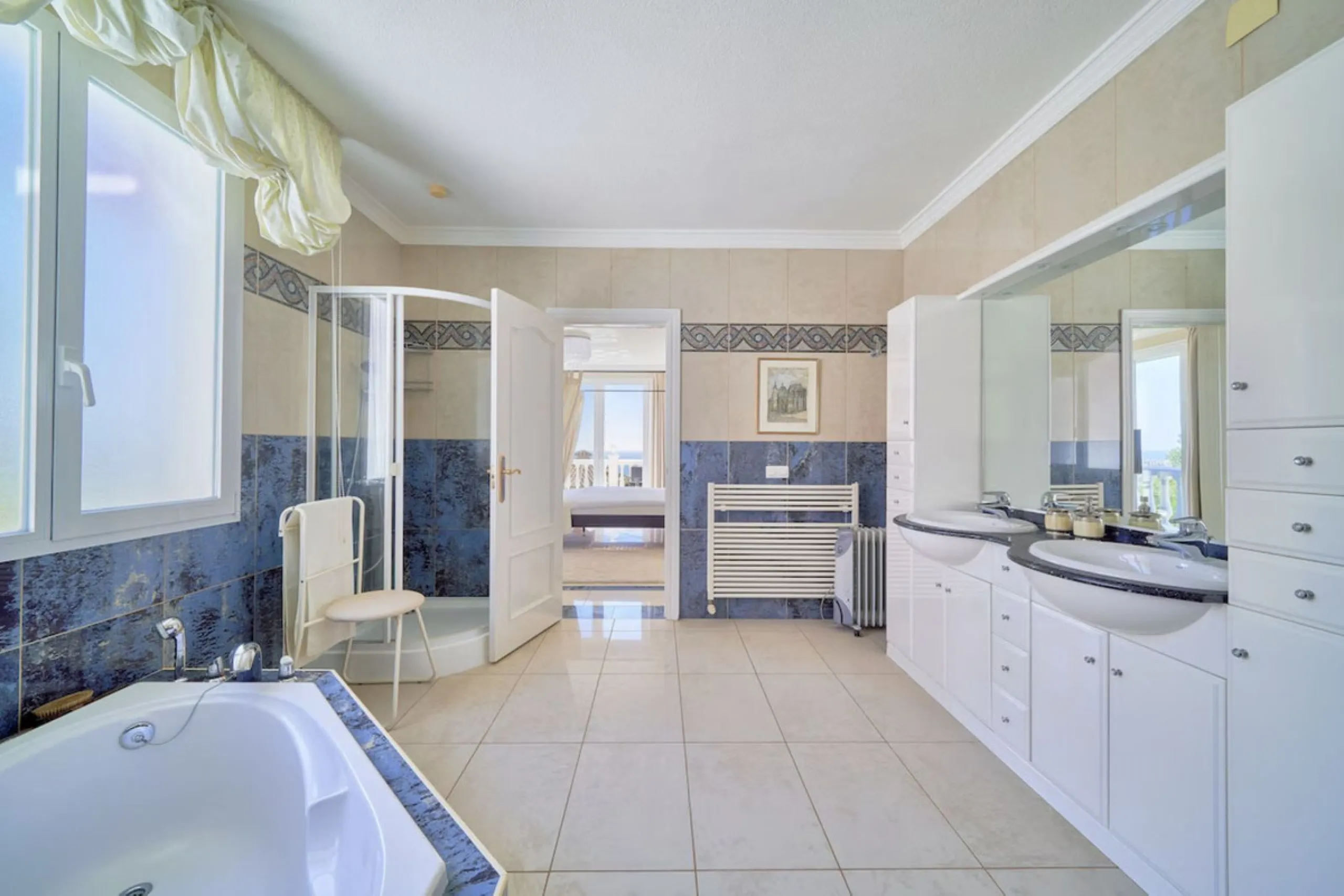 House - Detached Villa в продаже в Marbella, Málaga. В доме 7 спален и 7 ванных комнат. Площадь дома 598 м². Площадь участка 1700 м²