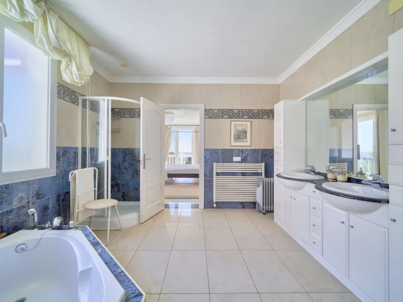 House - Detached Villa в продаже в Marbella, Málaga. В доме 7 спален и 7 ванных комнат. Площадь дома 598 м². Площадь участка 1700 м²