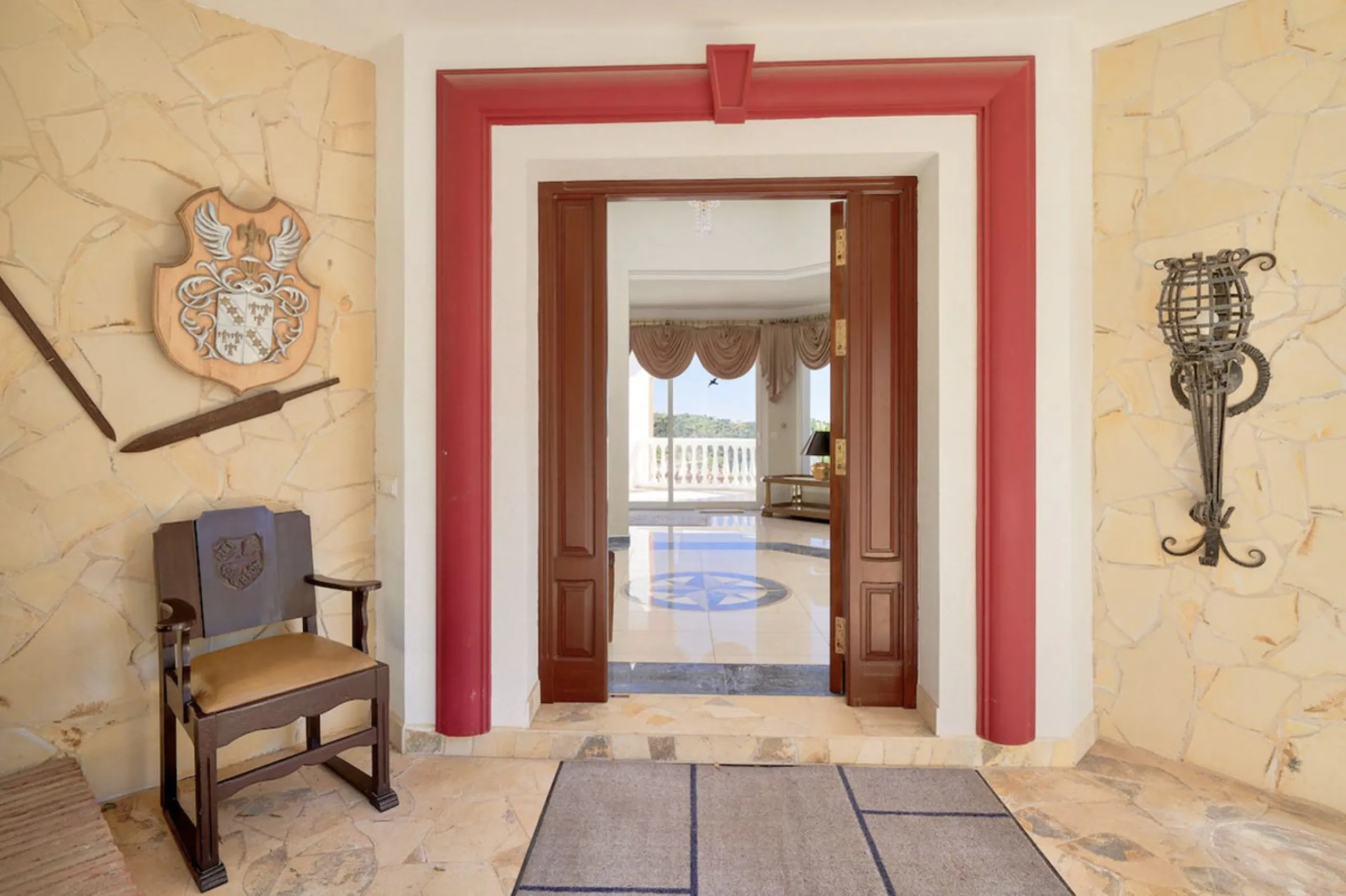House - Detached Villa в продаже в Marbella, Málaga. В доме 7 спален и 7 ванных комнат. Площадь дома 598 м². Площадь участка 1700 м²