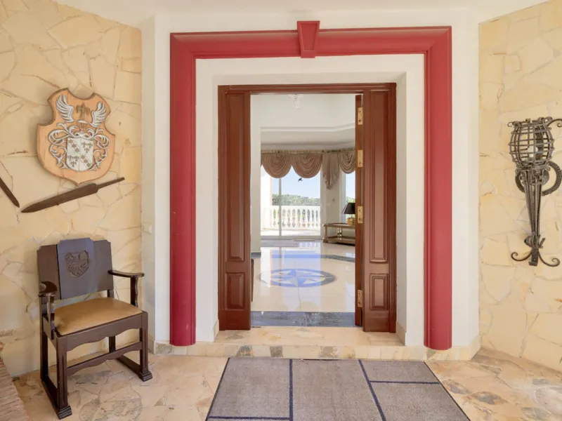 House - Detached Villa в продаже в Marbella, Málaga. В доме 7 спален и 7 ванных комнат. Площадь дома 598 м². Площадь участка 1700 м²