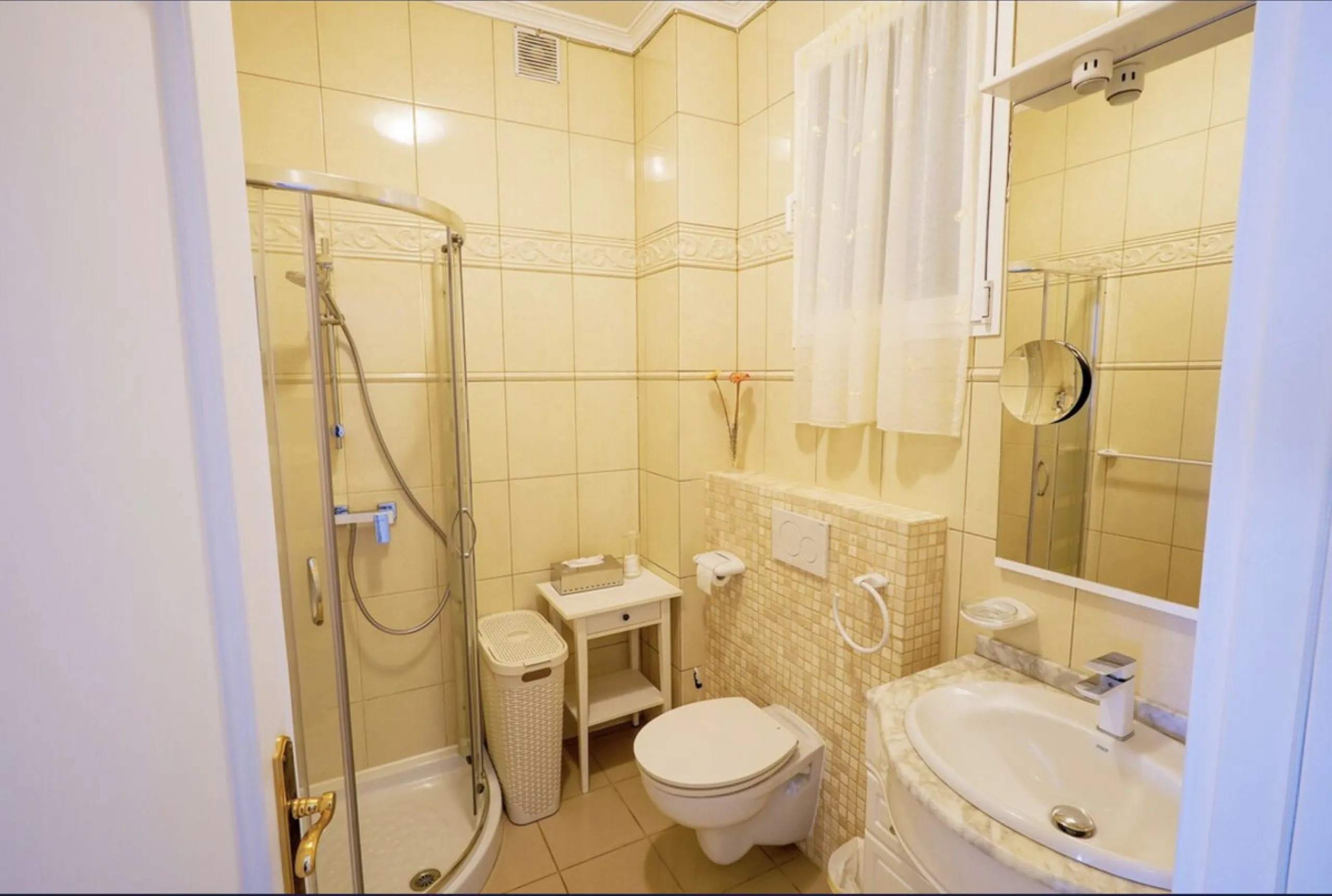 House - Detached Villa в продаже в Marbella, Málaga. В доме 7 спален и 7 ванных комнат. Площадь дома 598 м². Площадь участка 1700 м²