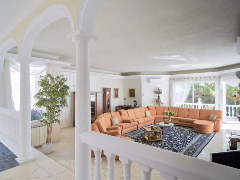 House - Detached Villa в продаже в Marbella, Málaga. В доме 7 спален и 7 ванных комнат. Площадь дома 598 м². Площадь участка 1700 м²