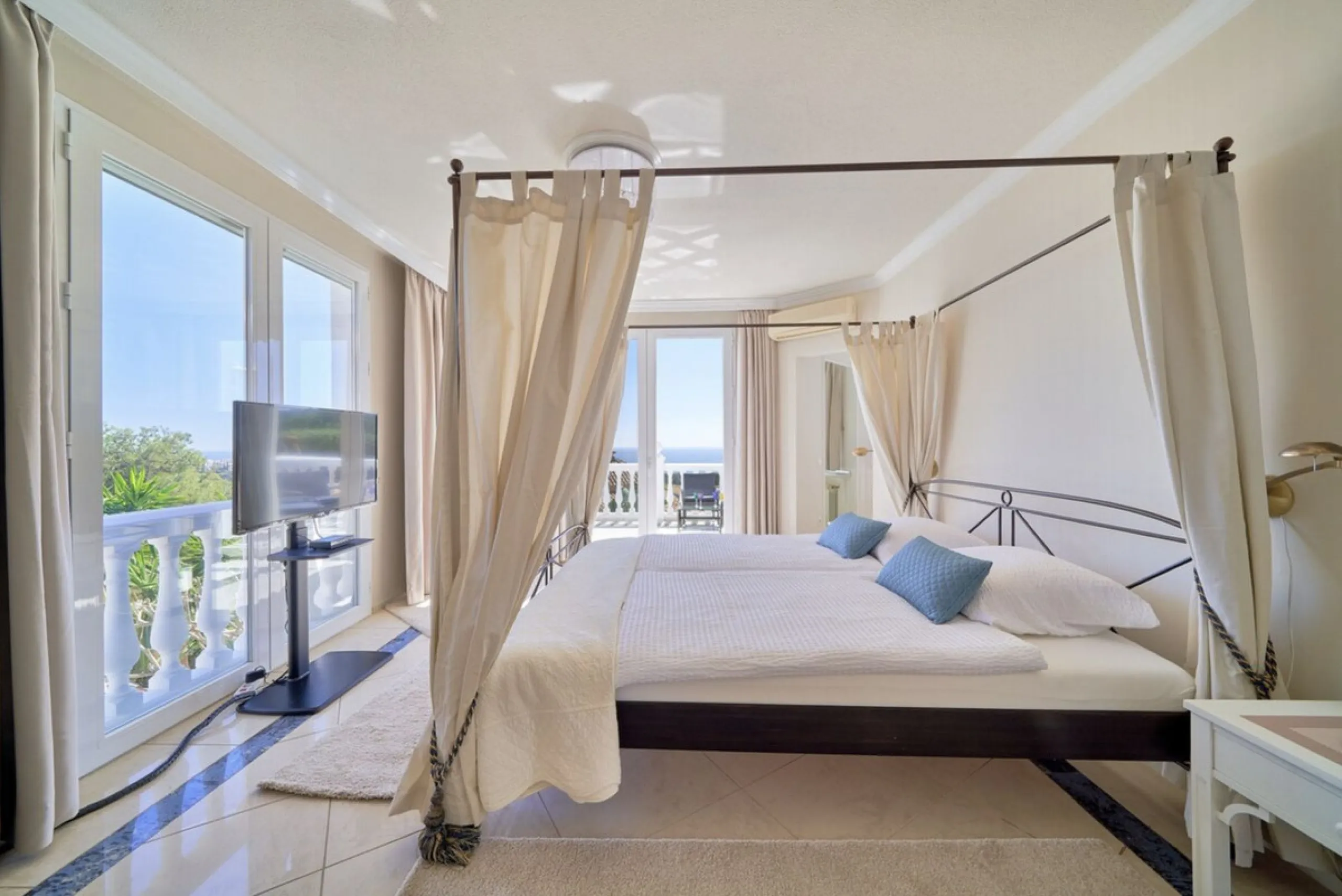 House - Detached Villa в продаже в Marbella, Málaga. В доме 7 спален и 7 ванных комнат. Площадь дома 598 м². Площадь участка 1700 м²