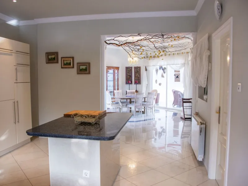 House - Detached Villa в продаже в Marbella, Málaga. В доме 7 спален и 7 ванных комнат. Площадь дома 598 м². Площадь участка 1700 м²