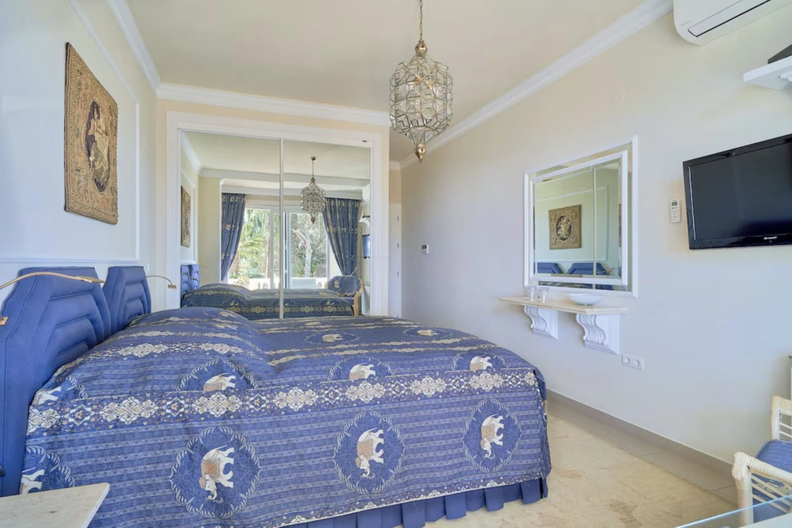 House - Detached Villa в продаже в Marbella, Málaga. В доме 7 спален и 7 ванных комнат. Площадь дома 598 м². Площадь участка 1700 м²