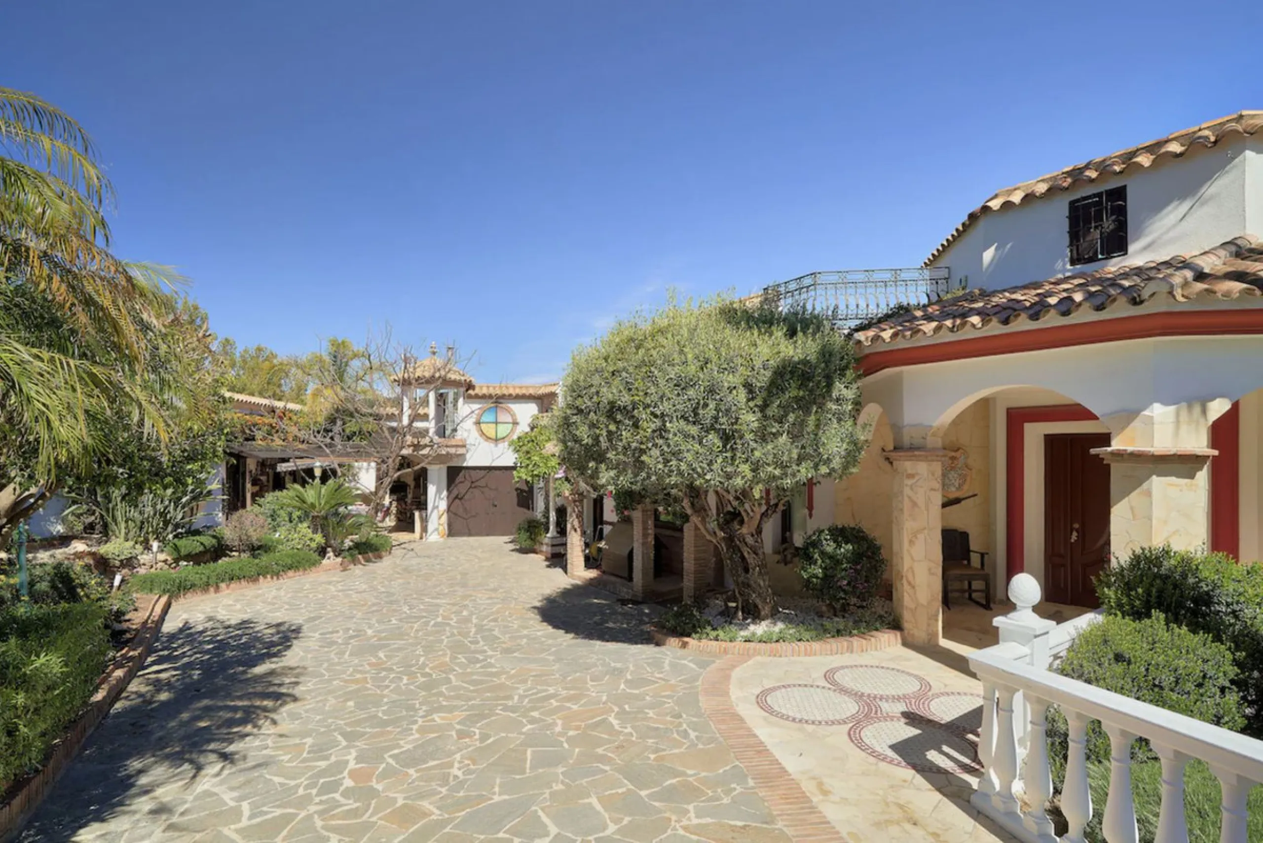 House - Detached Villa в продаже в Marbella, Málaga. В доме 7 спален и 7 ванных комнат. Площадь дома 598 м². Площадь участка 1700 м²