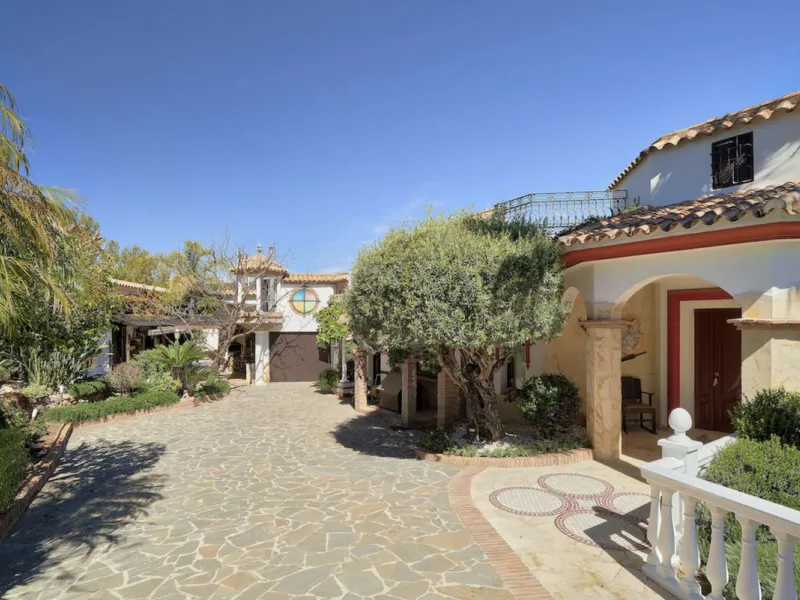 House - Detached Villa в продаже в Marbella, Málaga. В доме 7 спален и 7 ванных комнат. Площадь дома 598 м². Площадь участка 1700 м²