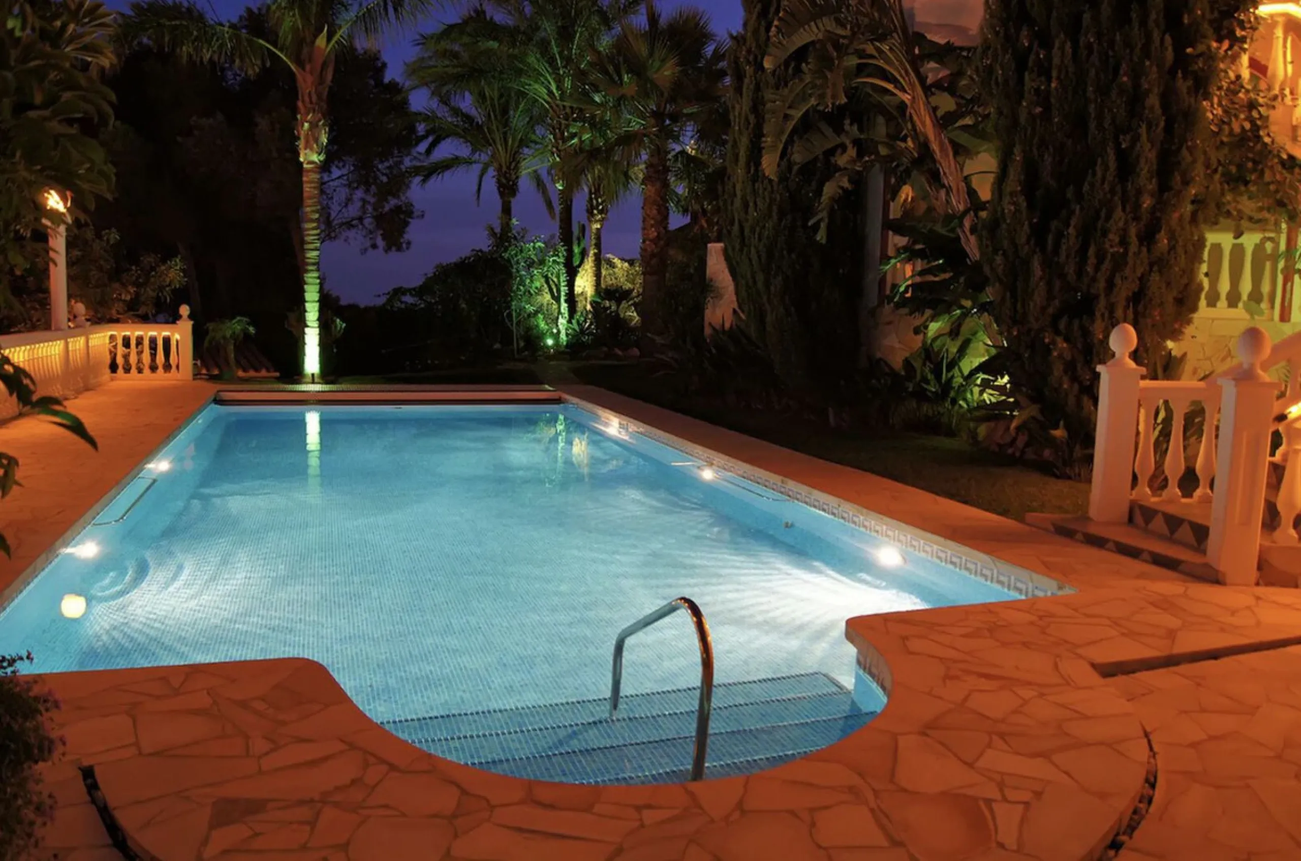 House - Detached Villa в продаже в Marbella, Málaga. В доме 7 спален и 7 ванных комнат. Площадь дома 598 м². Площадь участка 1700 м²
