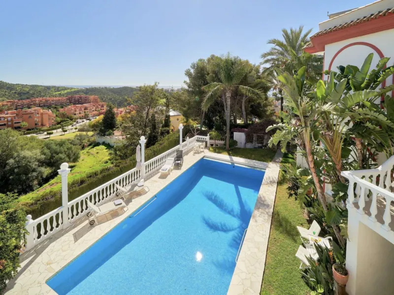 House - Detached Villa в продаже в Marbella, Málaga. В доме 7 спален и 7 ванных комнат. Площадь дома 598 м². Площадь участка 1700 м²