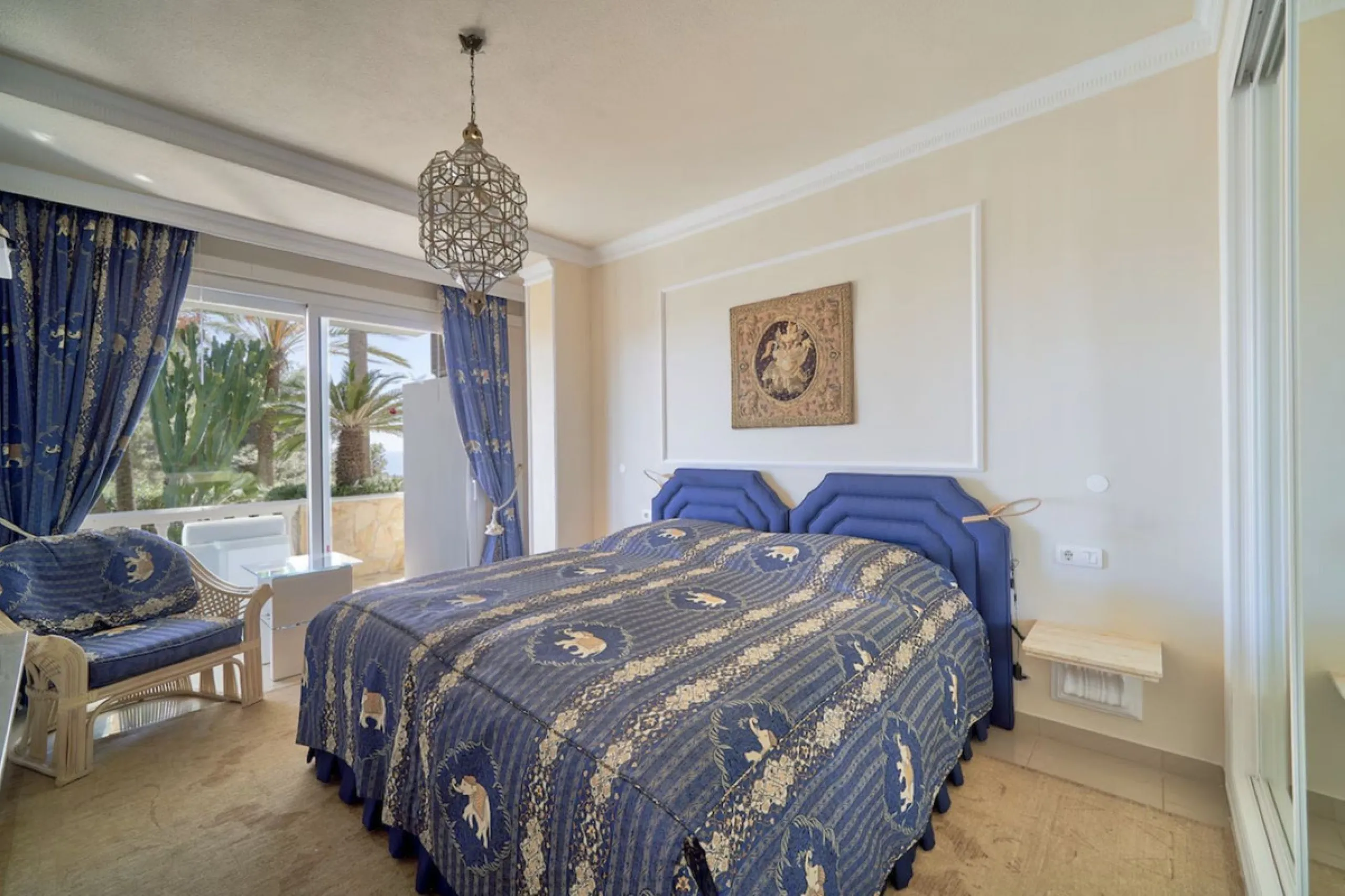 House - Detached Villa в продаже в Marbella, Málaga. В доме 7 спален и 7 ванных комнат. Площадь дома 598 м². Площадь участка 1700 м²