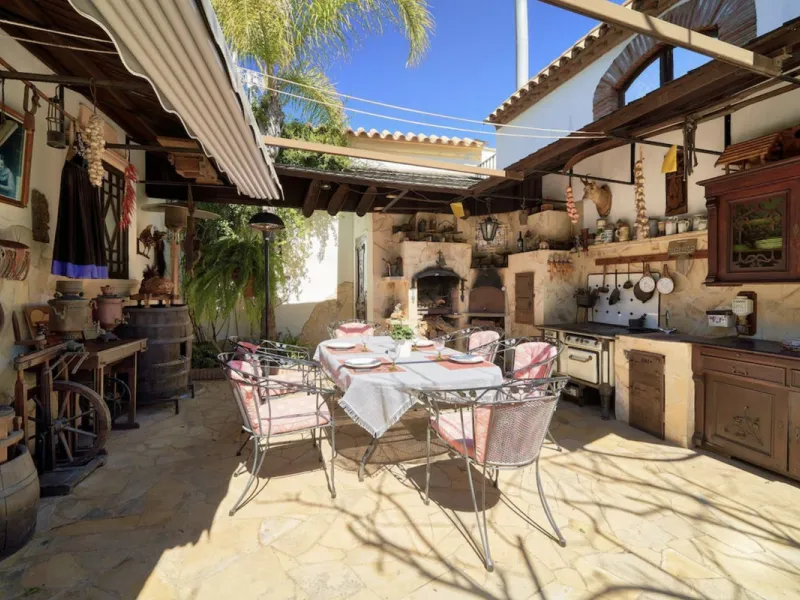 House - Detached Villa в продаже в Marbella, Málaga. В доме 7 спален и 7 ванных комнат. Площадь дома 598 м². Площадь участка 1700 м²