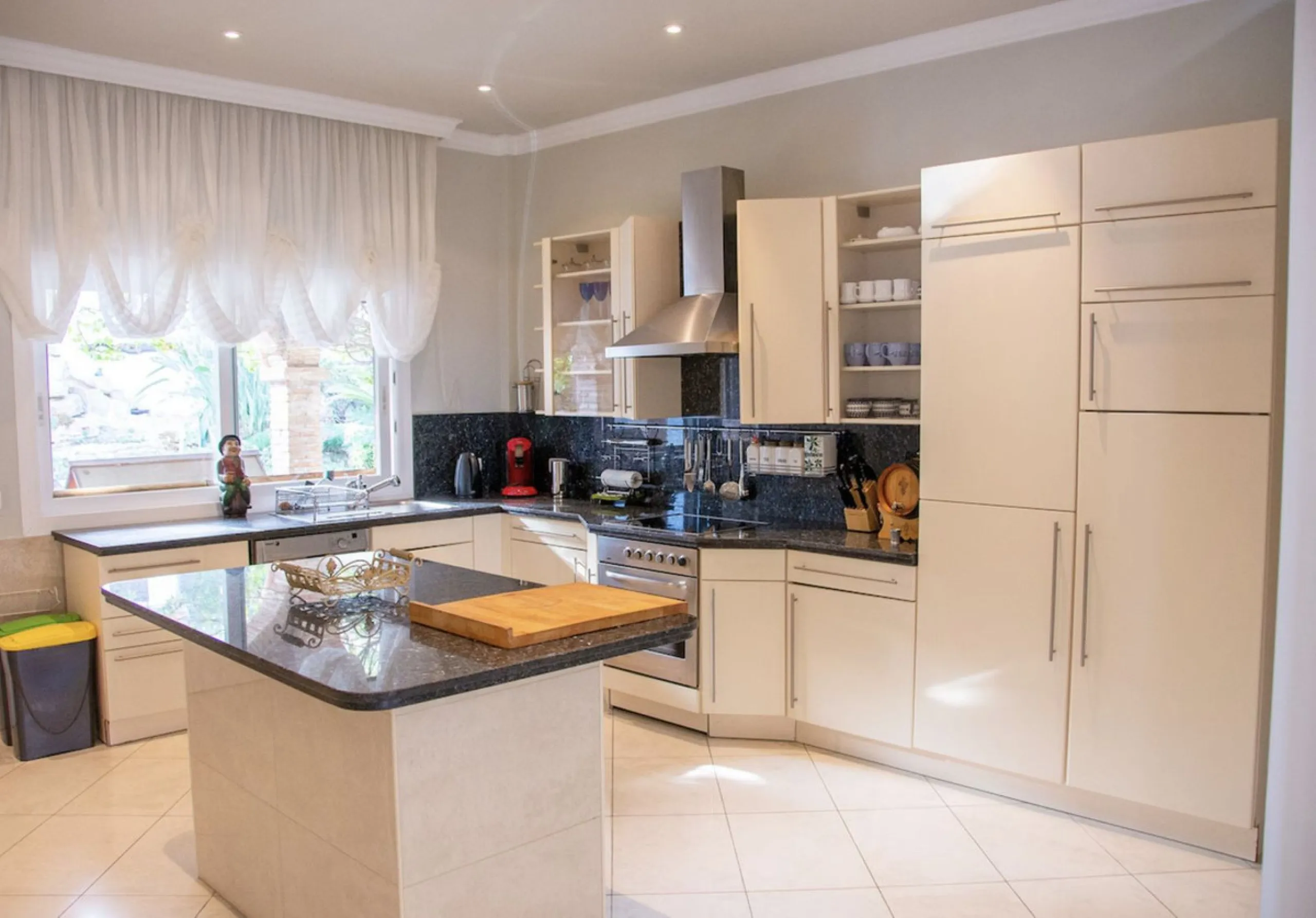 House - Detached Villa в продаже в Marbella, Málaga. В доме 7 спален и 7 ванных комнат. Площадь дома 598 м². Площадь участка 1700 м²