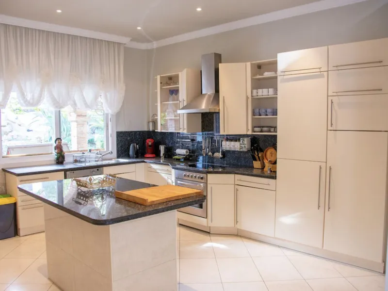 House - Detached Villa в продаже в Marbella, Málaga. В доме 7 спален и 7 ванных комнат. Площадь дома 598 м². Площадь участка 1700 м²