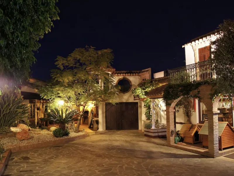 House - Detached Villa в продаже в Marbella, Málaga. В доме 7 спален и 7 ванных комнат. Площадь дома 598 м². Площадь участка 1700 м²