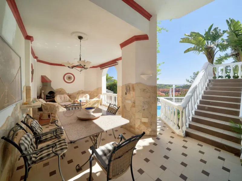 House - Detached Villa в продаже в Marbella, Málaga. В доме 7 спален и 7 ванных комнат. Площадь дома 598 м². Площадь участка 1700 м²