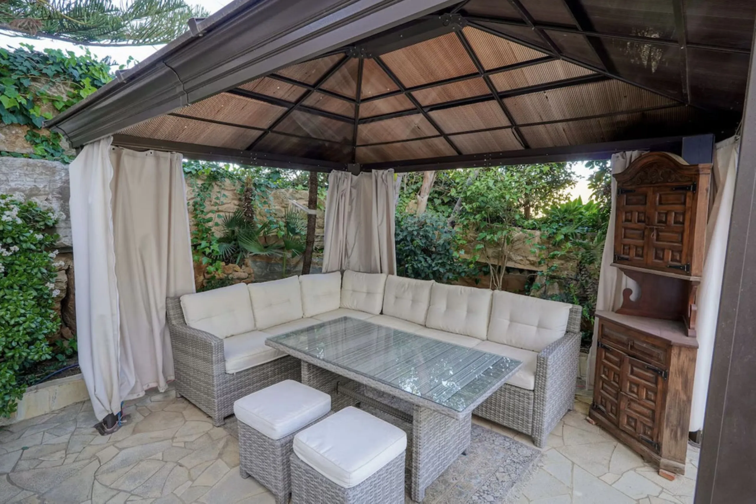 House - Detached Villa в продаже в Marbella, Málaga. В доме 7 спален и 7 ванных комнат. Площадь дома 598 м². Площадь участка 1700 м²