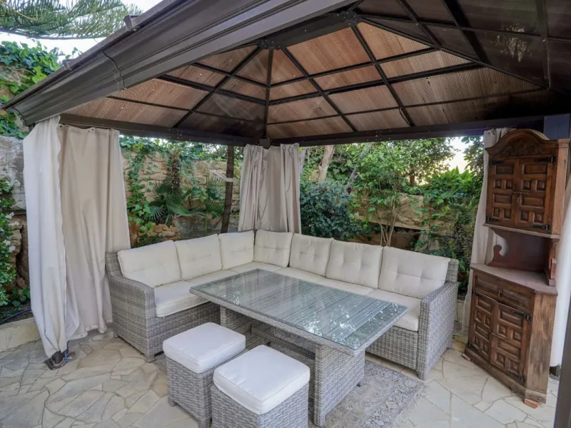 House - Detached Villa в продаже в Marbella, Málaga. В доме 7 спален и 7 ванных комнат. Площадь дома 598 м². Площадь участка 1700 м²