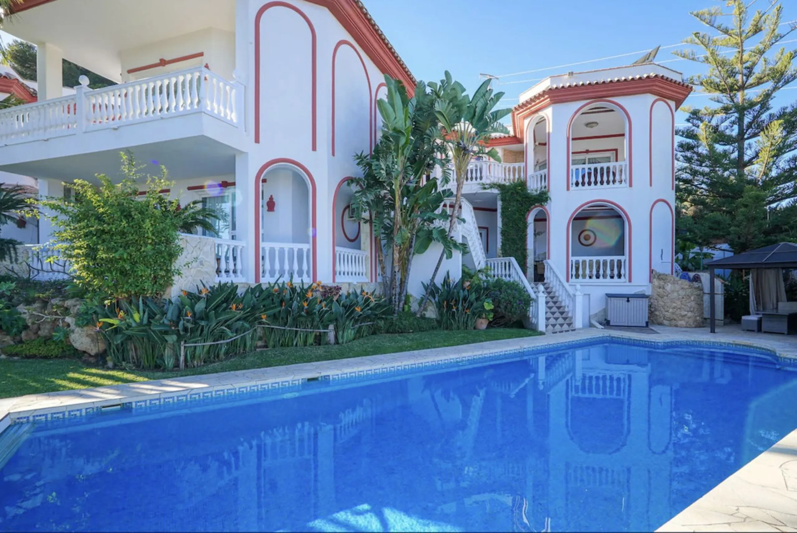 House - Detached Villa в продаже в Marbella, Málaga. В доме 7 спален и 7 ванных комнат. Площадь дома 598 м². Площадь участка 1700 м²