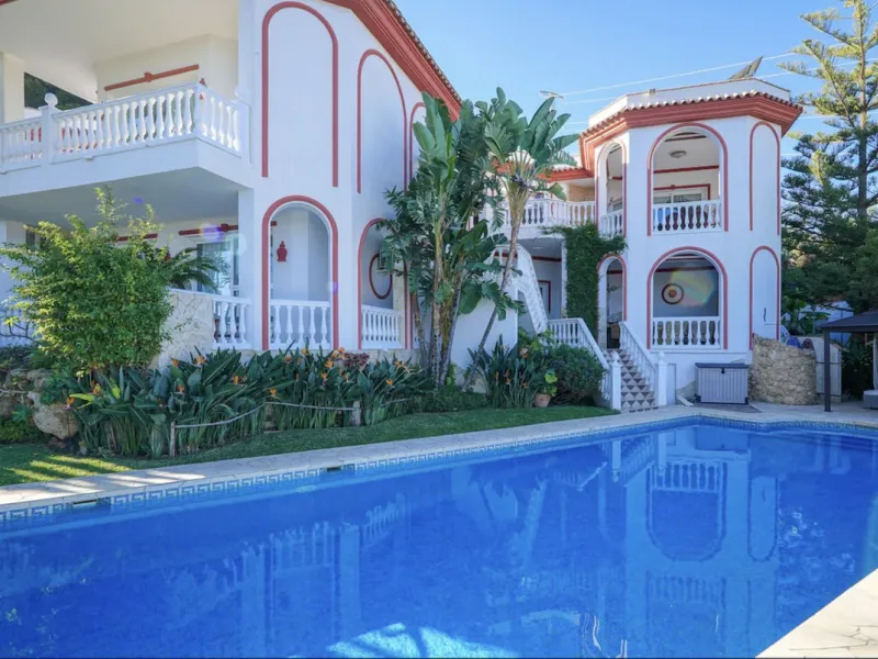 House - Detached Villa в продаже в Marbella, Málaga. В доме 7 спален и 7 ванных комнат. Площадь дома 598 м². Площадь участка 1700 м²