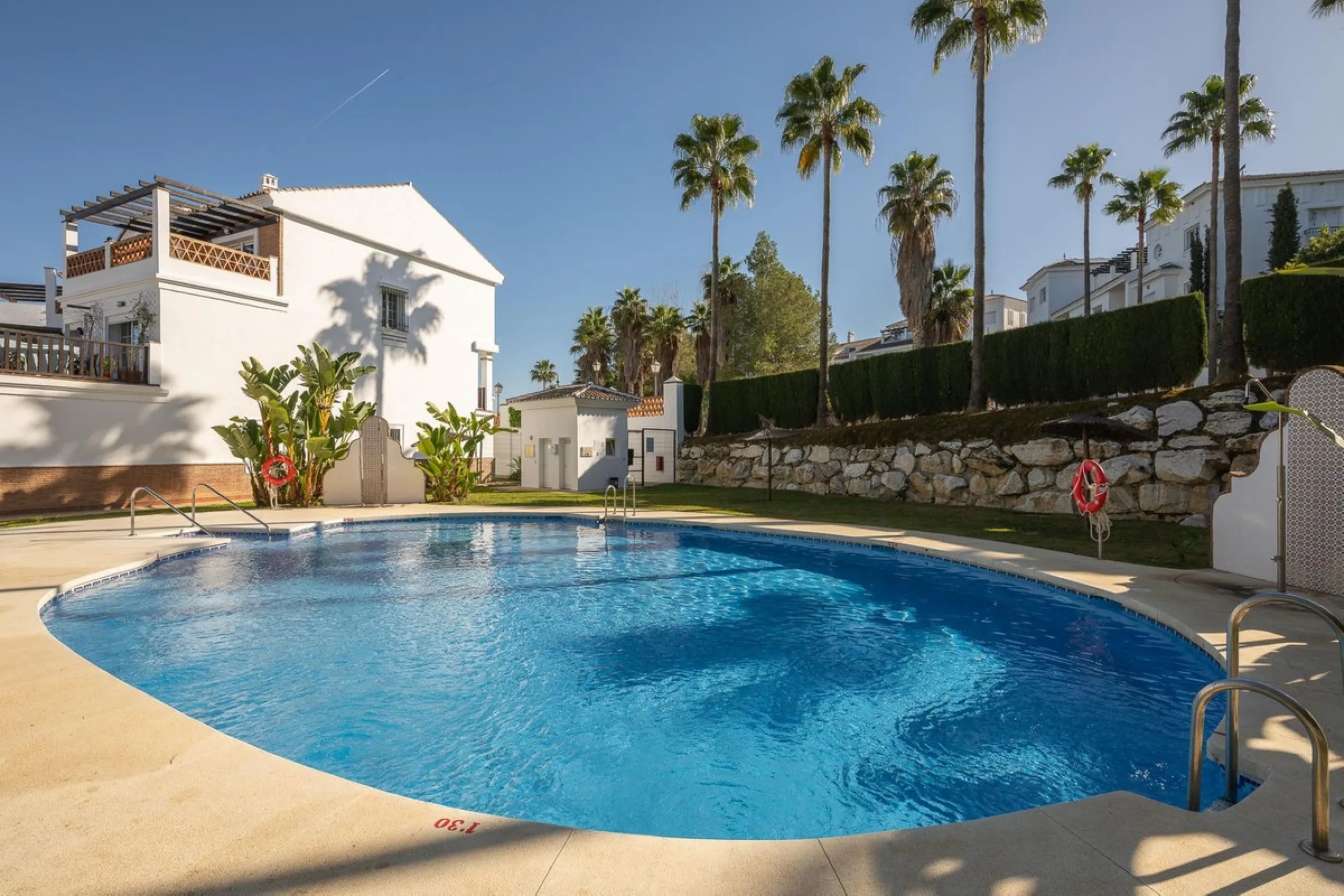 Townhouse for sale in Lauro Golf one of the most prestigious golf courses in Malaga. The property is distributed over three floors. On the ground floor there is a fully equipped kitchen, a toilet, a large living room with a fireplace that leads to a priva