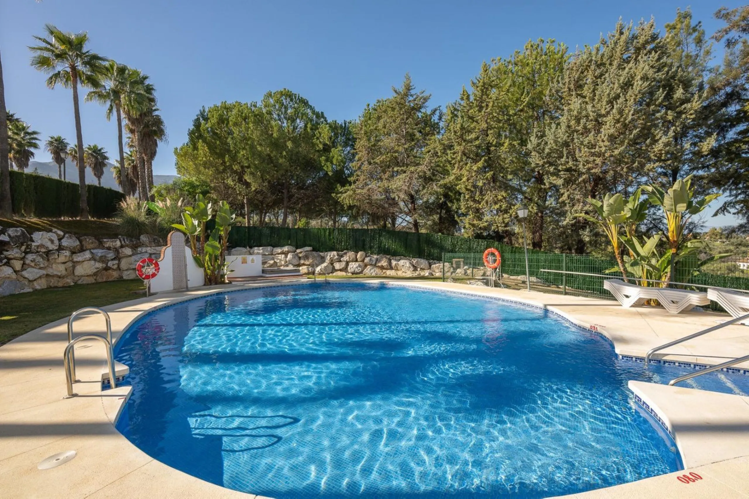 Townhouse for sale in Lauro Golf one of the most prestigious golf courses in Malaga. The property is distributed over three floors. On the ground floor there is a fully equipped kitchen, a toilet, a large living room with a fireplace that leads to a priva