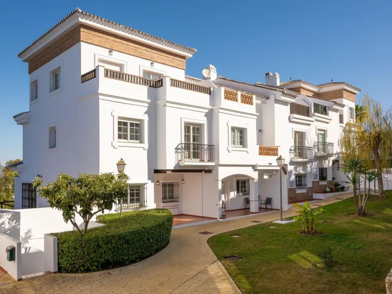 Townhouse for sale in Lauro Golf one of the most prestigious golf courses in Malaga. The property is distributed over three floors. On the ground floor there is a fully equipped kitchen, a toilet, a large living room with a fireplace that leads to a priva