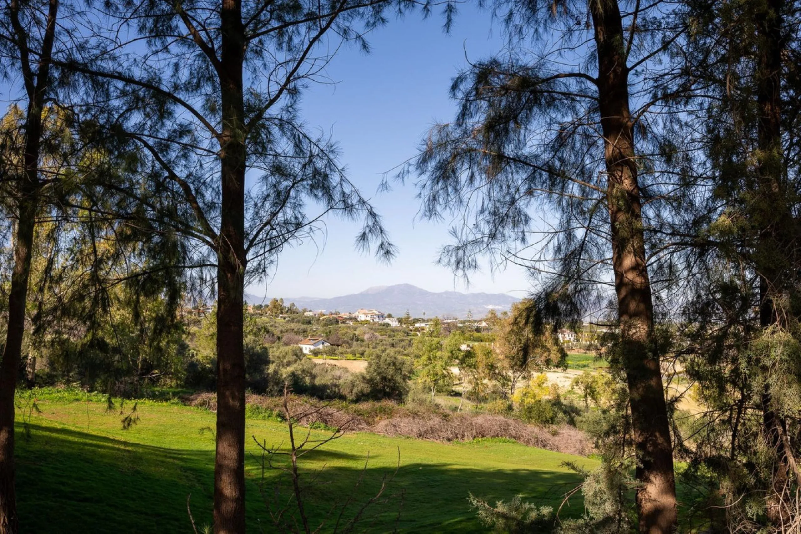 Townhouse for sale in Lauro Golf one of the most prestigious golf courses in Malaga. The property is distributed over three floors. On the ground floor there is a fully equipped kitchen, a toilet, a large living room with a fireplace that leads to a priva