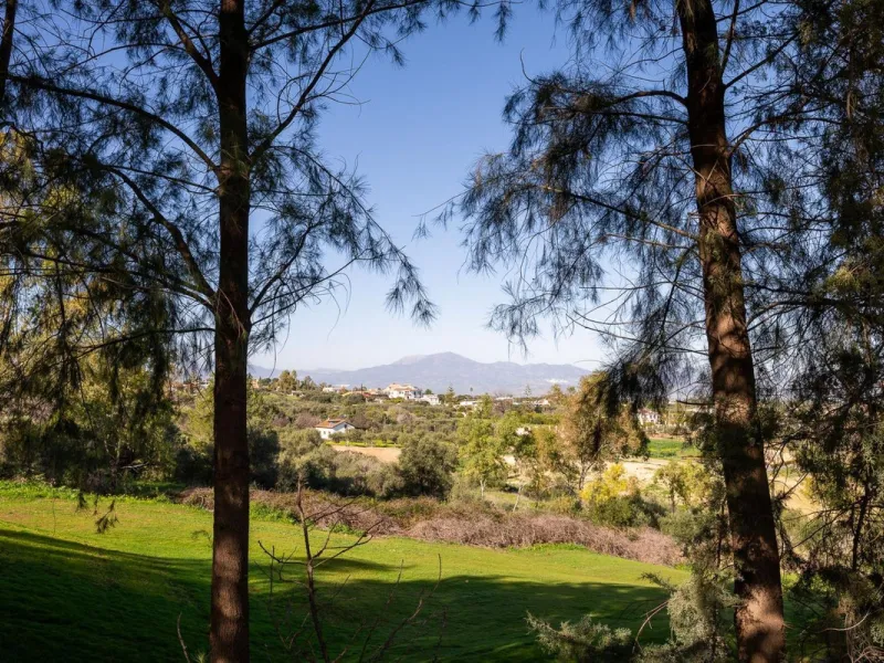 Townhouse for sale in Lauro Golf one of the most prestigious golf courses in Malaga. The property is distributed over three floors. On the ground floor there is a fully equipped kitchen, a toilet, a large living room with a fireplace that leads to a priva