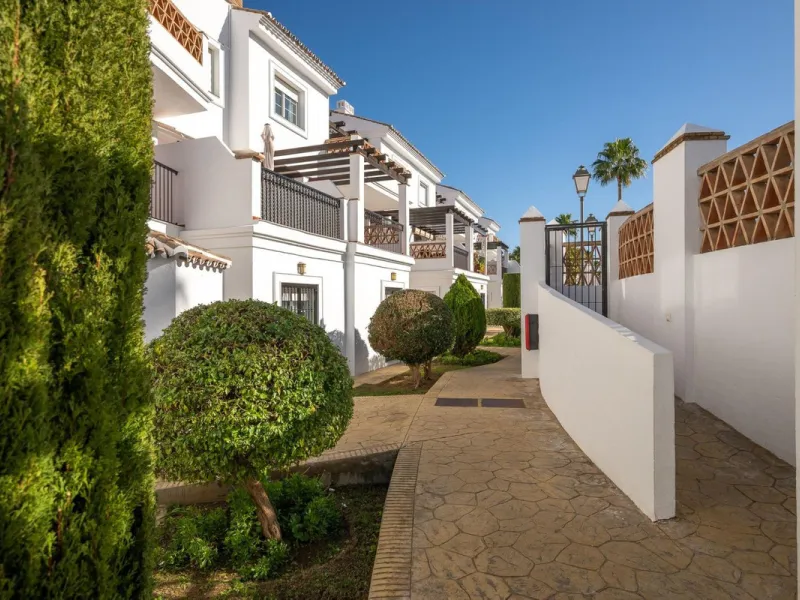 Townhouse for sale in Lauro Golf one of the most prestigious golf courses in Malaga. The property is distributed over three floors. On the ground floor there is a fully equipped kitchen, a toilet, a large living room with a fireplace that leads to a priva