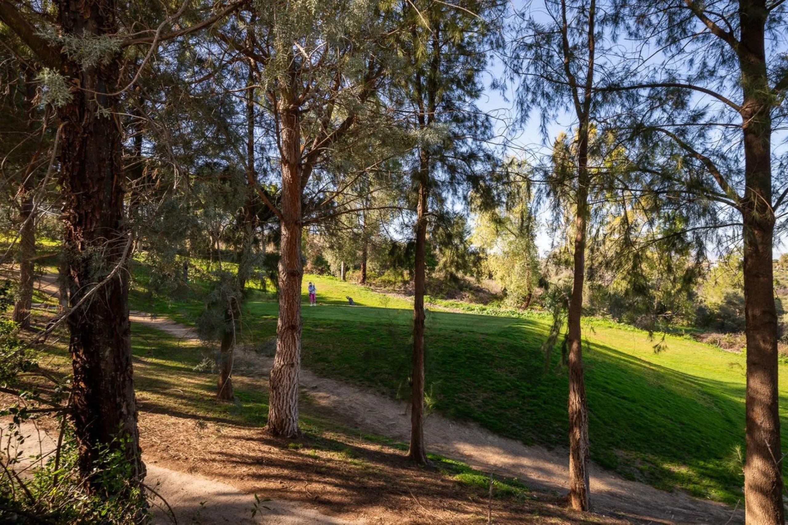 Townhouse for sale in Lauro Golf one of the most prestigious golf courses in Malaga. The property is distributed over three floors. On the ground floor there is a fully equipped kitchen, a toilet, a large living room with a fireplace that leads to a priva