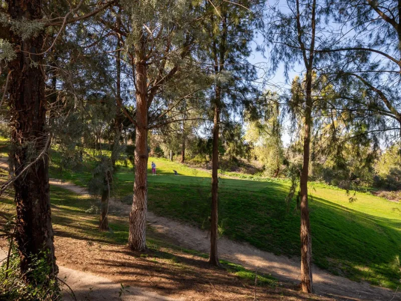 Townhouse for sale in Lauro Golf one of the most prestigious golf courses in Malaga. The property is distributed over three floors. On the ground floor there is a fully equipped kitchen, a toilet, a large living room with a fireplace that leads to a priva