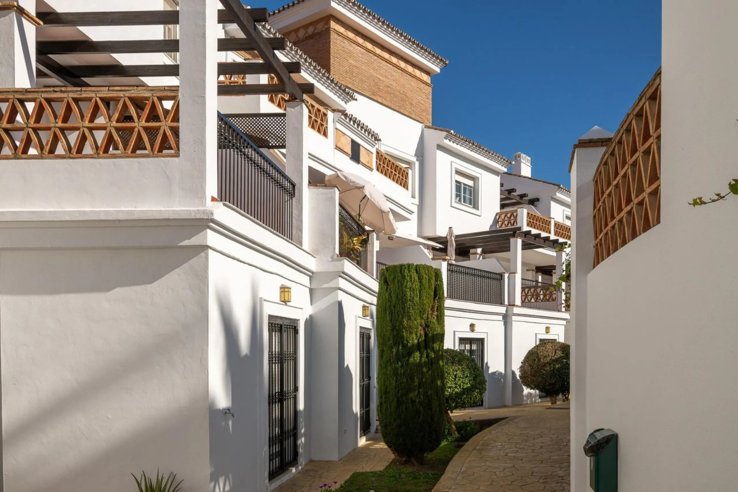 Townhouse for sale in Lauro Golf one of the most prestigious golf courses in Malaga. The property is distributed over three floors. On the ground floor there is a fully equipped kitchen, a toilet, a large living room with a fireplace that leads to a priva